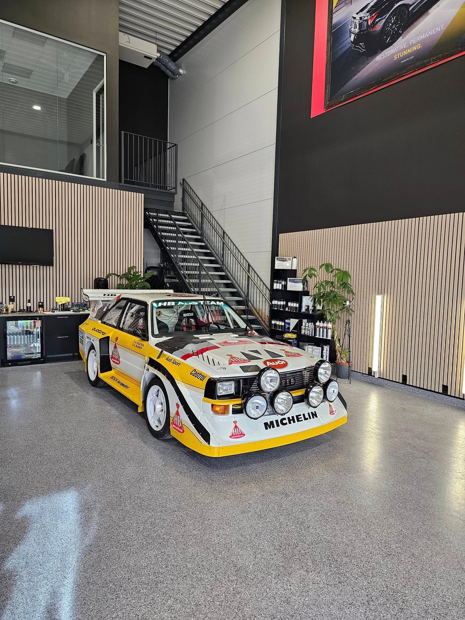 Audi Sport quattro S1 i rallydrakt i mottaket på Borgeskogen, med trelamellvegg og trapp bak