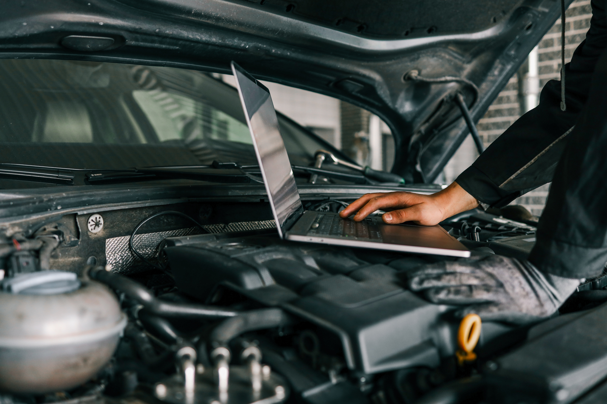 Bærbar PC satt på motoren under åpent panser mens programvaren leses av
